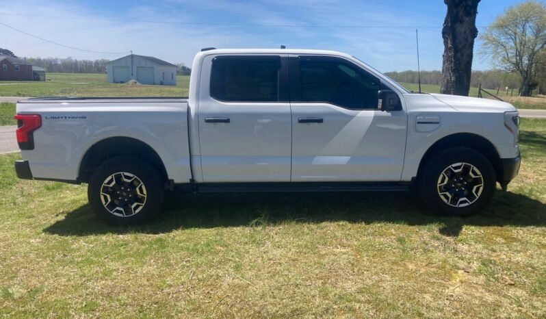 
								2022 Ford F-150 Lightning Pro full									